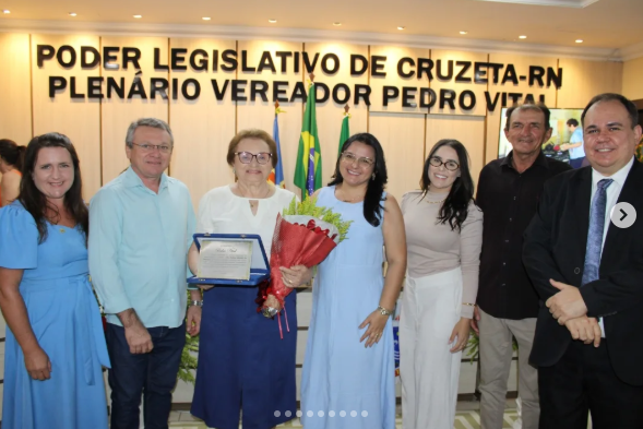 A Câmara Municipal de Cruzeta, por meio da sua Presidente, a Vereadora Arilúzia Sasnara, realizou na noite de ontem a solenidade de entrega da Comenda Pedro Vital