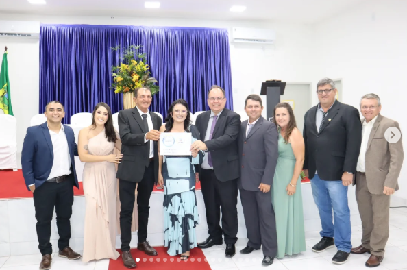 A Câmara Municipal de Cruzeta, por meio de sua presidente, a vereadora Atilúzia Sasnara, realizou na noite de ontem uma Sessão Solene para a entrega do Título de Cidadão Cruzetense.